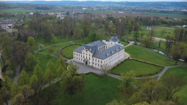 Parktaki bir kalenin havadan görünüşü