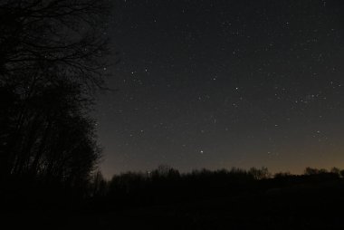 Meteor panoramik manzaralı, dağ silueti ve av kulesiyle bahar gecesi gökyüzü