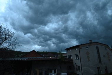 Şehirde fırtına ve yağmur