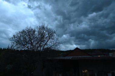 Havayı, iklimi veya doğal dramı göstermek için mükemmel..