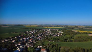 Yazın Çek Hnevosice köyünün hava görüntüsü 