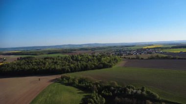 Kırsal kesimde güneşli bir yaz gününde hava manzarası