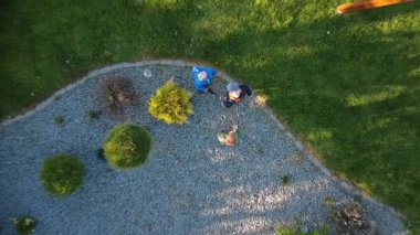 Yeşil ağaçlı küçük çocukların oyun parkının havadan görünüşü.