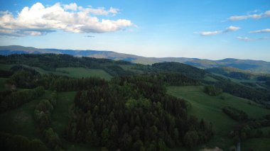 Dağlardaki güzel dağ manzarası. Hava aracı atışı. yüksek kaliteli fotoğraf