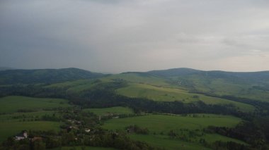 Slovakya dağlarındaki kırsal bir arazinin havadan görünüşü
