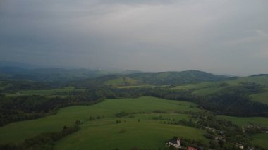 Sabahları dağların havadan görünüşü