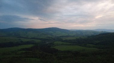 Arkasında bir dağ olan güzel bir manzara..