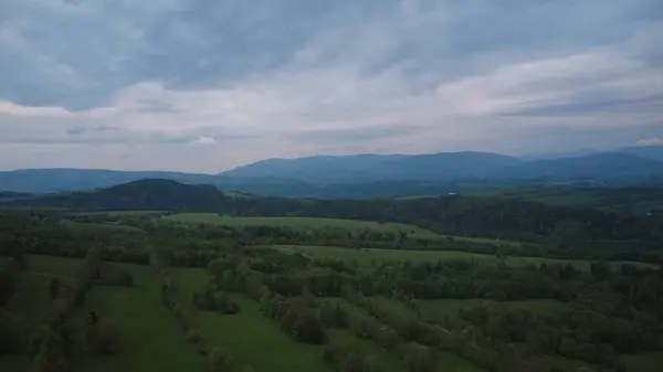 Akşamları yeşil tarlalar ve dağlar.