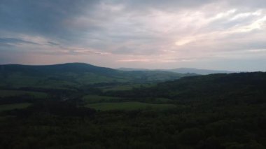 Bulutların üstünde gün batımı