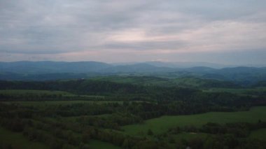 Dağın insansız hava aracının görüntüsü
