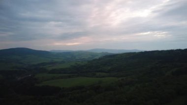 Bulutlu gökyüzü arka plan şaşırtıcı doğa manzaralı