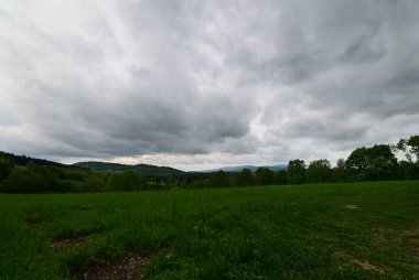 Yeşil alanda fırtına bulutları, Çek Cumhuriyeti, dramatik