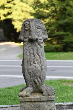 Taş üzerinde taş aslan heykeli