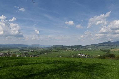 Dağ sırası olan güzel bir manzara.