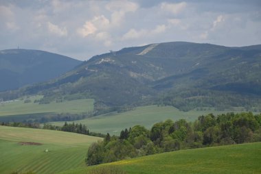 Dağlarda yeşil tarlalar,