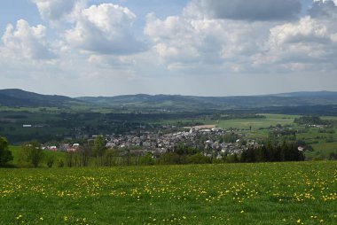 Dağlardaki köyün güzel manzarası. Çekçe, Kraliky