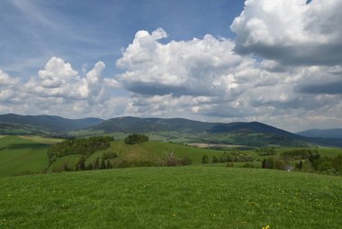 Arka planda dağların güzel manzarası