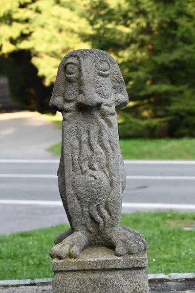 Taş üzerinde taş aslan heykeli