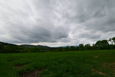 Dağın tepesinden bulutlu bir gökyüzü..