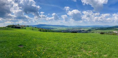 Gün batımında dağları ve ormanları olan Çek manzarası. Orlicke Dağları ve Dolni Morava bölgesi üzerinde manzaralı bir bahar akşamı.