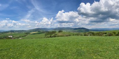 Gün batımında dağları ve ormanları olan Çek manzarası. Orlicke Dağları ve Dolni Morava bölgesi üzerinde manzaralı bir bahar akşamı.