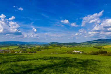 Doln Morava yakınlarındaki Krlick Snnk Ulusal Doğa Rezervi 'ndeki Çek manzarasının güneşli günü manzarası.