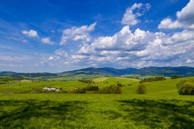 Güneşli bir günde güzel Çek dağlarında bir dağ gezisi sırasında doğayla uyum içinde insanları yakalayan manzaralı bir an..