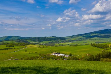 Güneşli bir günde güzel Çek dağlarında bir dağ gezisi sırasında doğayla uyum içinde insanları yakalayan manzaralı bir an..