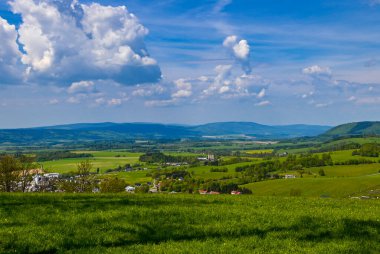 Güneşli bir günde güzel Çek dağlarında bir dağ gezisi sırasında doğayla uyum içinde insanları yakalayan manzaralı bir an..