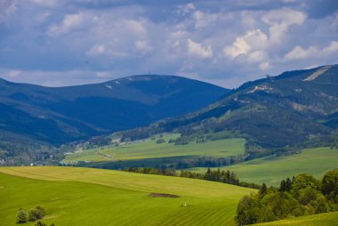 Güneşli bir günde güzel Çek dağlarında bir dağ gezisi sırasında doğayla uyum içinde insanları yakalayan manzaralı bir an..