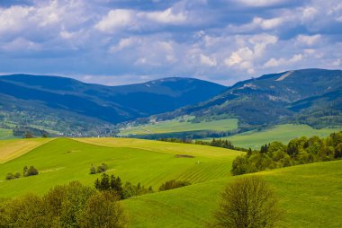 Güneşli bir günde güzel Çek dağlarında bir dağ gezisi sırasında doğayla uyum içinde insanları yakalayan manzaralı bir an..