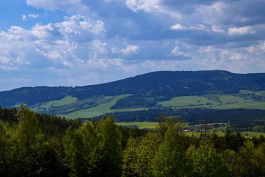 Doln Morava yakınlarındaki Krlick Snnk Ulusal Doğa Rezervi 'ndeki Çek manzarasının güneşli günü manzarası. Bu korunmuş doğal bölgede verimli ormanları, yuvarlanan tepeleri ve el değmemiş doğayı gösteren nefes kesici bir manzara..