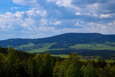 Doln Morava yakınlarındaki Krlick Snnk Ulusal Doğa Rezervi 'ndeki Çek manzarasının güneşli günü manzarası. Bu korunmuş doğal bölgede verimli ormanları, yuvarlanan tepeleri ve el değmemiş doğayı gösteren nefes kesici bir manzara..
