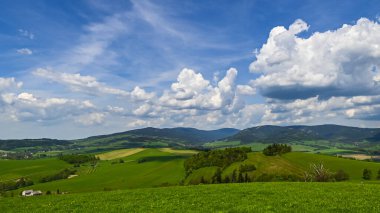 Doln Morava yakınlarındaki Krlick Snnk Ulusal Doğa Rezervi 'ndeki Çek manzarasının güneşli günü manzarası. Bu korunmuş doğal bölgede verimli ormanları, yuvarlanan tepeleri ve el değmemiş doğayı gösteren nefes kesici bir manzara..