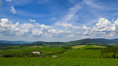 Doln Morava yakınlarındaki Krlick Snnk Ulusal Doğa Rezervi 'ndeki Çek manzarasının güneşli günü manzarası. Bu korunmuş doğal bölgede verimli ormanları, yuvarlanan tepeleri ve el değmemiş doğayı gösteren nefes kesici bir manzara..