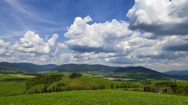 Doln Morava yakınlarındaki Krlick Snnk Ulusal Doğa Rezervi 'ndeki Çek manzarasının güneşli günü manzarası. Bu korunmuş doğal bölgede verimli ormanları, yuvarlanan tepeleri ve el değmemiş doğayı gösteren nefes kesici bir manzara..