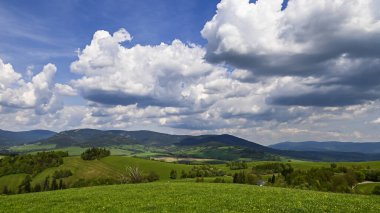 Doln Morava yakınlarındaki Krlick Snnk Ulusal Doğa Rezervi 'ndeki Çek manzarasının güneşli günü manzarası. Bu korunmuş doğal bölgede verimli ormanları, yuvarlanan tepeleri ve el değmemiş doğayı gösteren nefes kesici bir manzara..