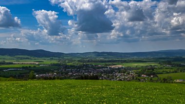 Çek Cumhuriyeti, Orlick Hory 'da nefes kesen bahar manzarası. Panoramik bir manzara, yemyeşil tepeleri, açık mavi gökyüzünü ve Çek kırsalının güzelliğini gözler önüne seriyor..