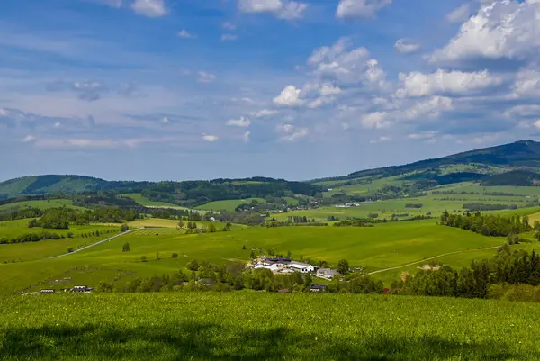 Güneşli bir günde güzel Çek dağlarında bir dağ gezisi sırasında doğayla uyum içinde insanları yakalayan manzaralı bir an..