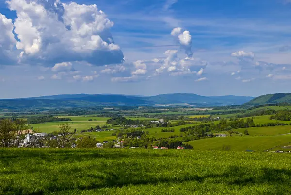 Güneşli bir günde güzel Çek dağlarında bir dağ gezisi sırasında doğayla uyum içinde insanları yakalayan manzaralı bir an..