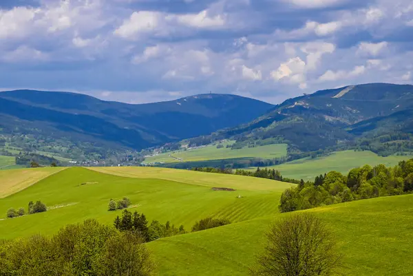 Güneşli bir günde güzel Çek dağlarında bir dağ gezisi sırasında doğayla uyum içinde insanları yakalayan manzaralı bir an..