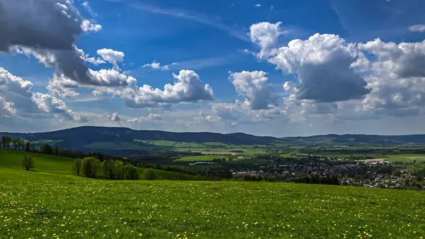 Çek Cumhuriyeti, Orlick Hory 'da nefes kesen bahar manzarası. Panoramik bir manzara, yemyeşil tepeleri, açık mavi gökyüzünü ve Çek kırsalının güzelliğini gözler önüne seriyor..