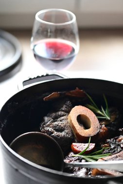 Sebzeli lezzetli bir yemeğin kapağını kapat.