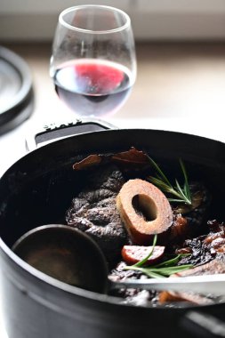 Siyah arka planda lezzetli biftekli tava, yakın plan.