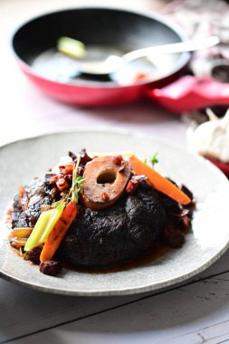 Acı soslu biftek, sebze ve baharat.