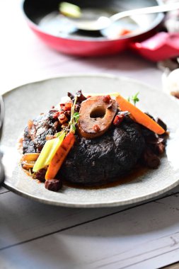 Sebze ve baharatlı siyah biftek.