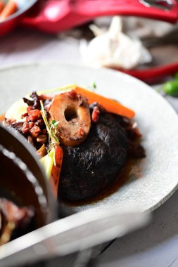 Mantarlı biftek ve sebze.