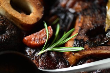 Biberiyeli domuz pirzolası, yakın plan.