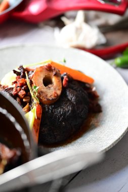 Sos soslu lezzetli biftek.