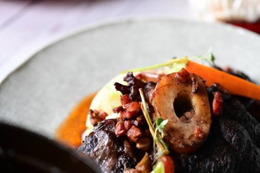 Sebzeli ve soslu ızgara biftek.